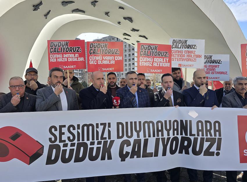 SAADET PARTİSİ'NDEN İZMİR'DE DÜDÜKLÜ EYLEM