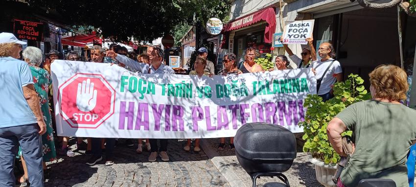 FOÇA'DA HALK İSYANI..VATANDAŞ BELEDİYEYİ BASTI