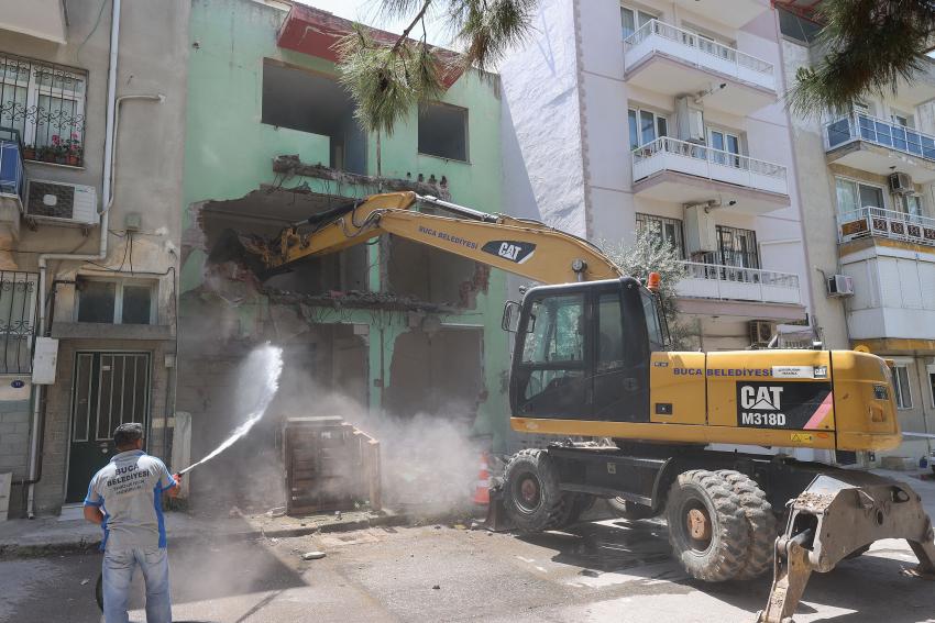 BUCA'DA RİSKLİ YAPILARA GÖZ AÇTIRILMIYOR