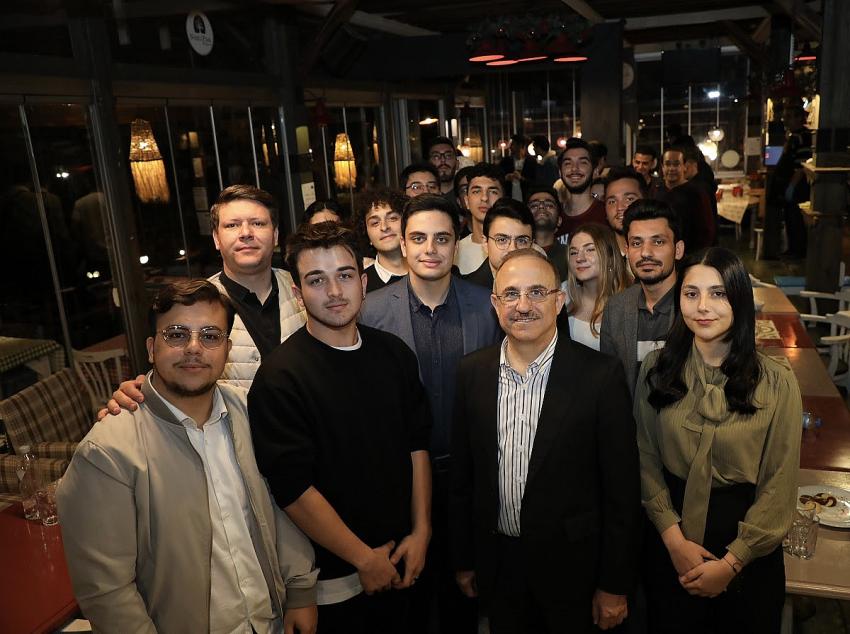 BAŞKAN SÜREKLİ ÜNİVERSİTELİLERE KONUK OLDU