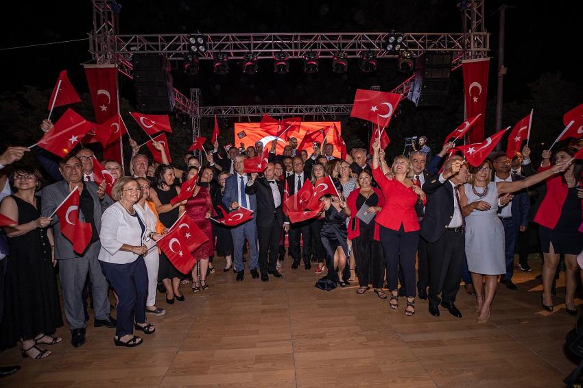 İZMİR'DE COŞKULU 9 EYLÜL RESEPSİYONU