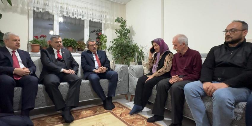 OKULDA ÖLDÜRÜLEN ÖĞRETMEN ÇELİK'İN EVİNE ZİYARET