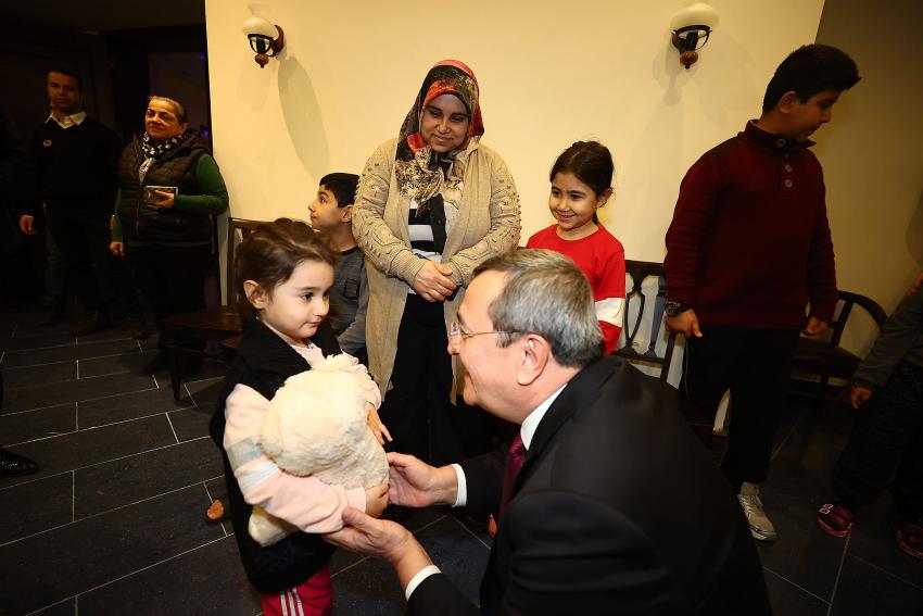 KONAK BELEDİYESİ DEPREMZEDELERİ BAĞRINA BASTI