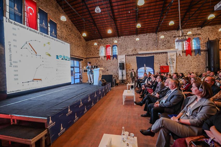 İZMİR KÖRFEZİ YİNE 'KONUŞULDU'