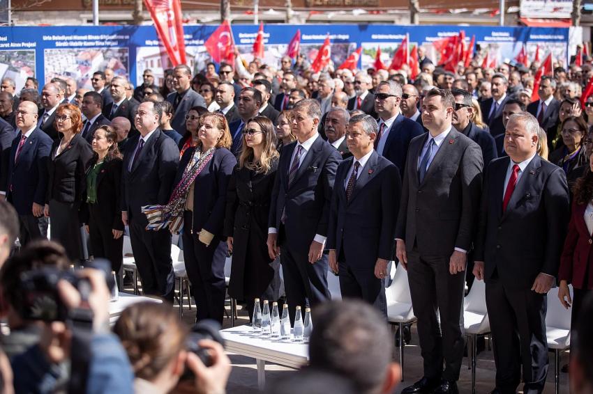 ÖZGÜR ÖZEL: 'CHP BELEDİYELERİ DİMDİK AYAKTADIR'