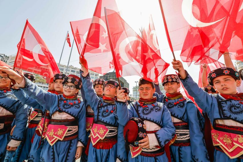 İZMİR'DE 23 NİSAN COŞKUSU