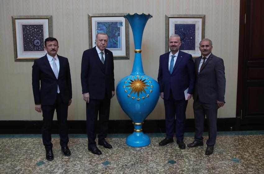 PEHLİVAN'DAN CUMHURBAŞKANI ERDOĞAN'A EL EMEĞİ HEDİYE