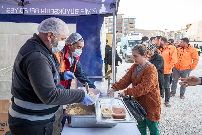 İZMİR BÜYÜKŞEHİR'DEN SICAK YEMEK DAĞITIMI