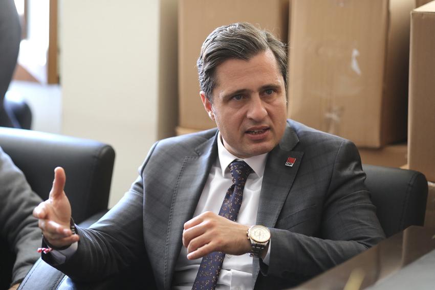 DENİZ YÜCEL SAHAYA İNDİ. SÖZ VERİYORUM..