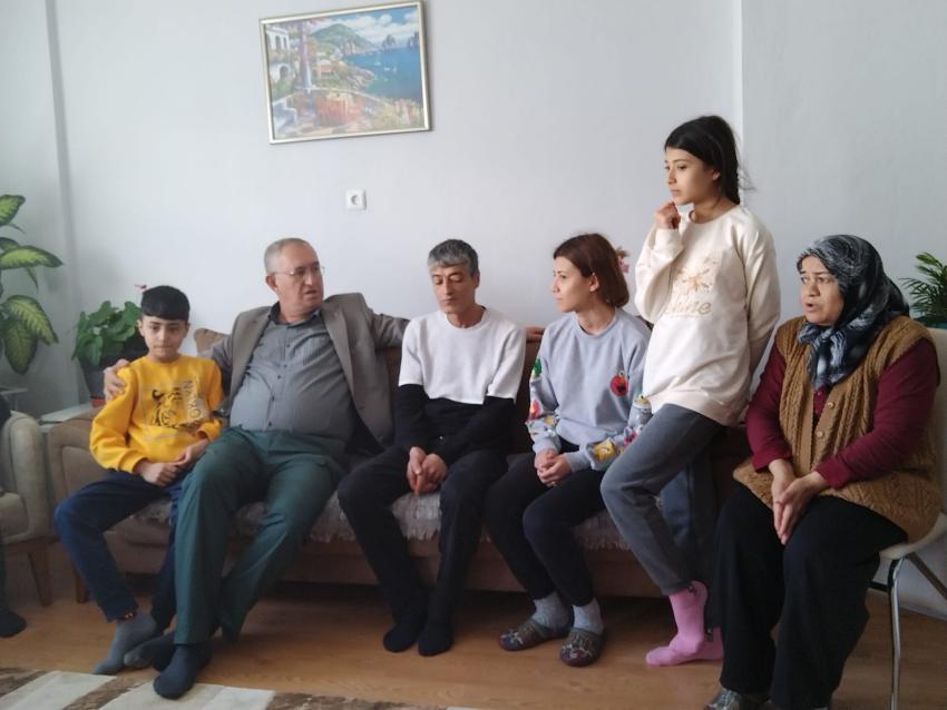 CHP'Lİ SERTEL İZMİR'E SIĞINAN DEPREMZEDELERİ ZİYARET ETTİ