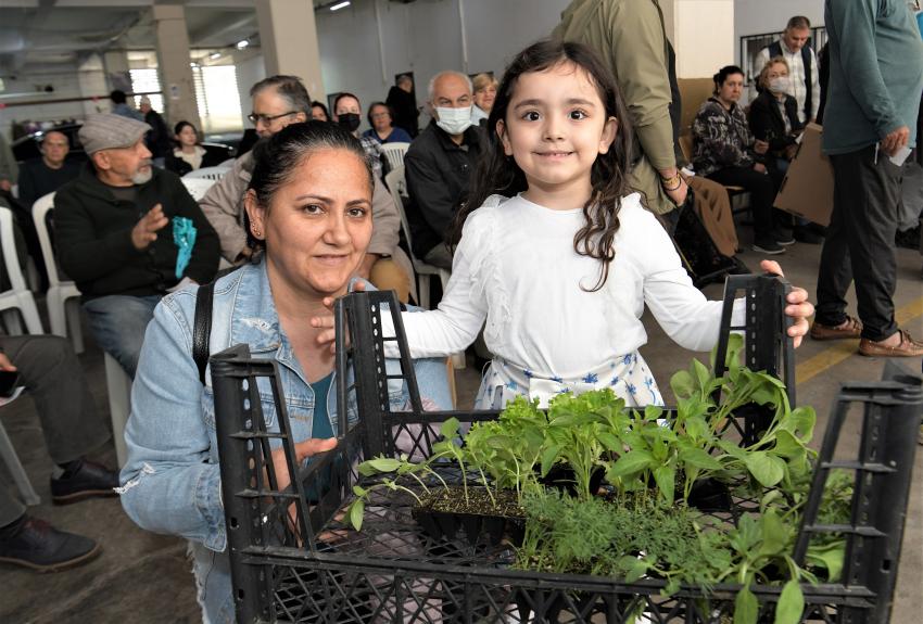 BORNOVA'DA 400 BİN FİDE DAĞITILDI