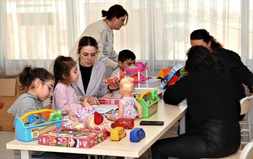 BORNOVA BELEDİYESİ'NDEN DEPREMZEDE ÇOCUKLARA OYUN ALANI