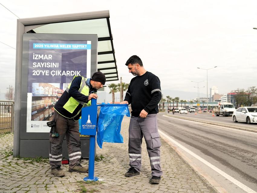 İZMİR'İN DURAKLARI TEMİZLENDİ