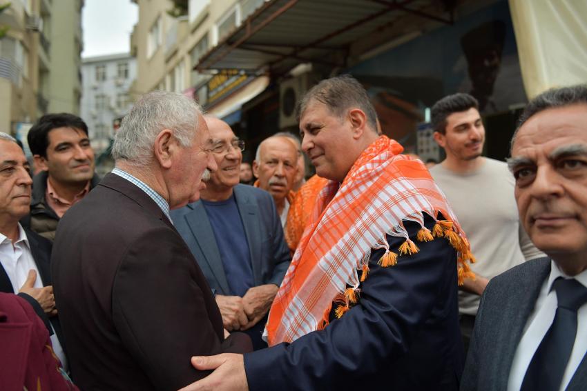 KARŞIYAKA'YI CENNET YAPTI SIRA İZMİR'DE. CEMİL TUGAY SEÇİM ÇALIŞMASINDA