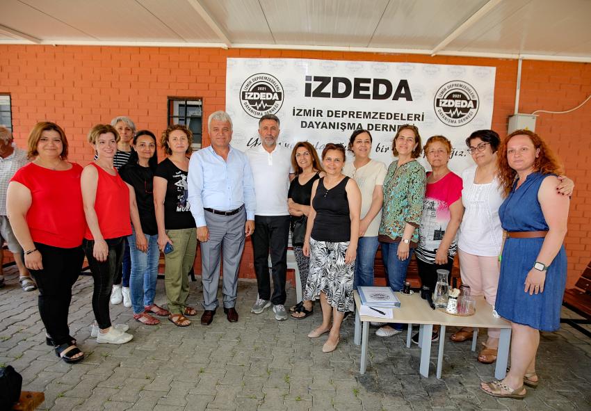 İZMİRLİ DEPREMZEDEDE BIÇAK KEMİĞE DAYANDI
