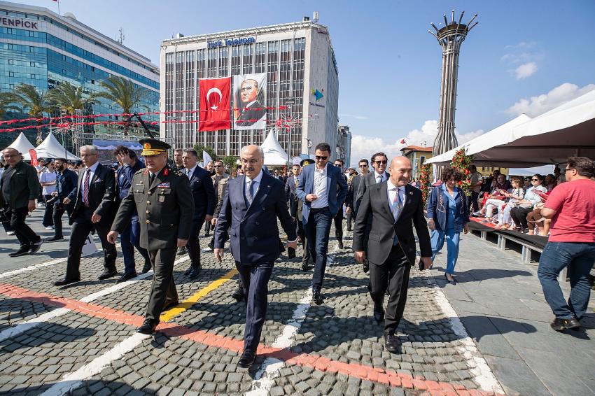 İZMİR'DE 19 MAYIS COŞKUSU