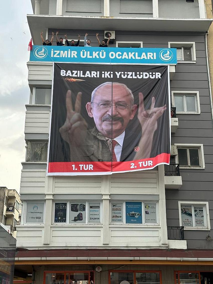 İZMİR ÜLKÜ OCAKLARININ PANKARTI CHP'Yİ KIZDIRDI