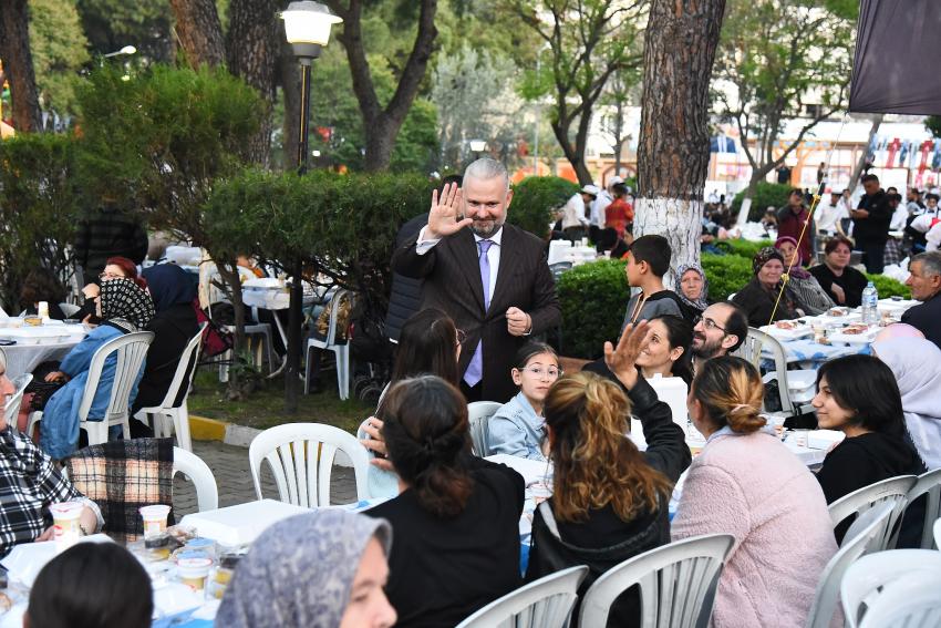 MENEMEN'DE DEV İFTAR SOFRASI