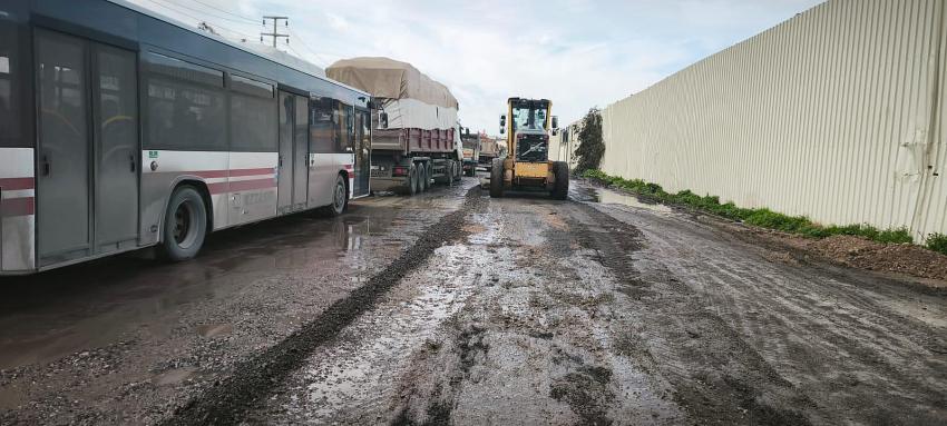 İZMİR'DE SELDEN KAPANAN YOLLAR AÇILIYOR