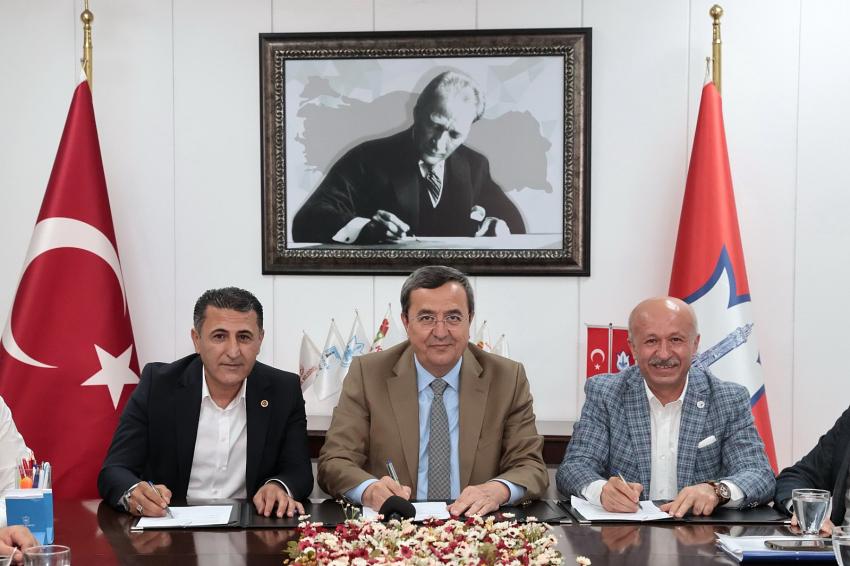 KONAK'TA EMEKÇİYİ SEVİNDİREN İMZALAR