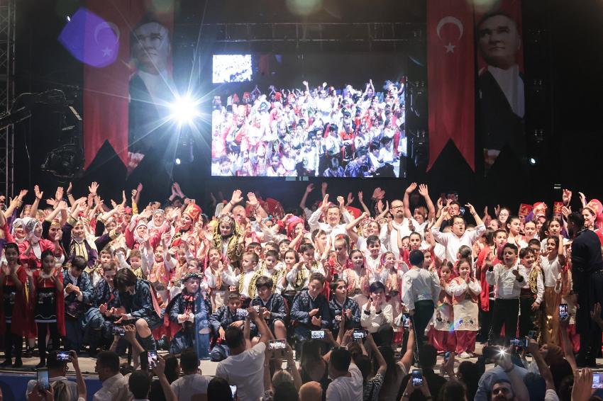 KONAK'TA 300 DANSÇI ŞENLİKTE SAHNE ALDI