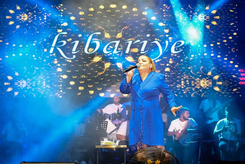 MENEMEN'DE ÖNCE KOLPA SONRA KİBARİYE SÖYLEDİ