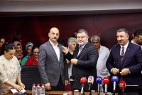 AK PARTİ KONAK'TA 370 KİŞİYE ROZET TAKTI