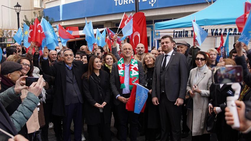 İYİ PARTİ'YE KARŞIYAKA'DA BÜYÜK İLGİ