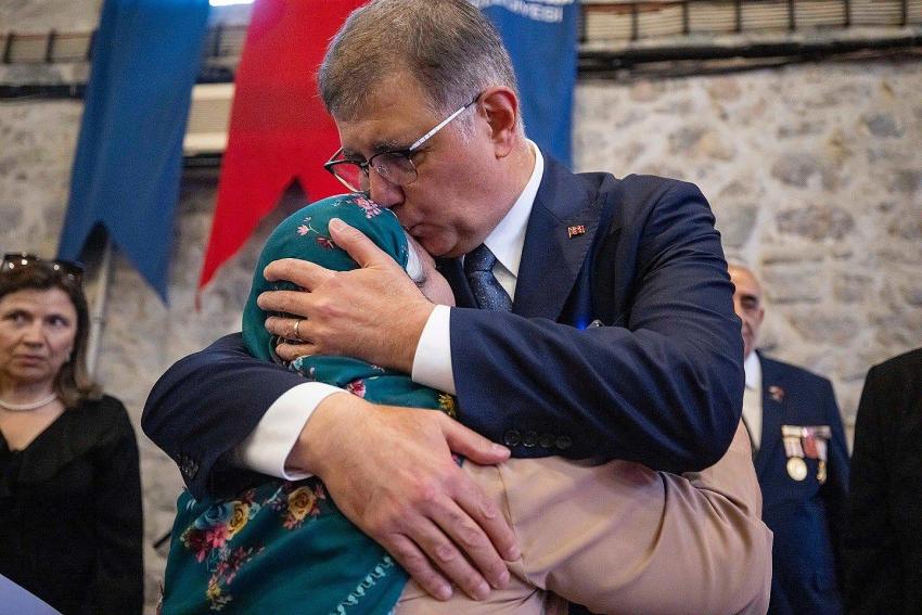 İZMİR BÜYÜKŞEHİR 400 MİLYON LİRA DAĞITTI