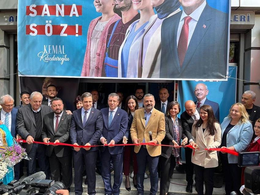  CHP İZMİR’İN ADAYLARINA SAHADA SEVGİ SELİ