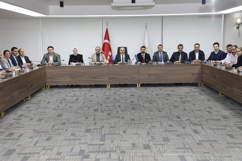AK PARTİ İZMİR DEPREMZEDEYE EVİNİ AÇTI