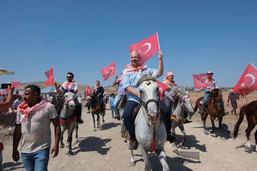 MENEMEN BELEDİYESİ AT YARIŞI DÜZENLEDİ
