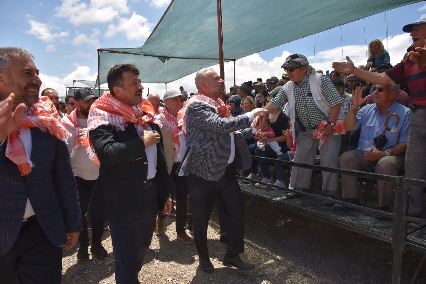 MENEMEN’DE RAHVAN AT YARIŞLARI NEFES KESTİ