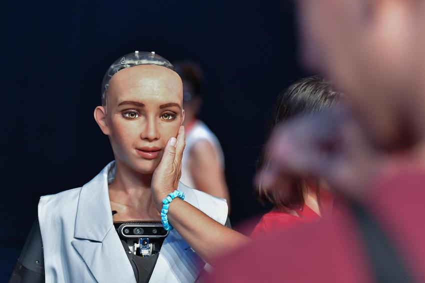 OKAN BAYÜLGEN İLE ROBOT SOPHİA İZMİRLİLERLE BULUŞTU