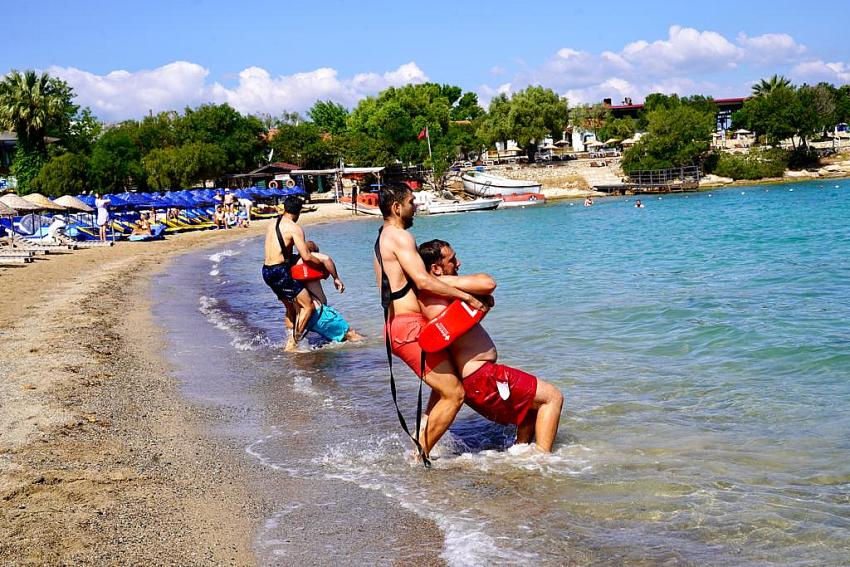 SEFERİHİSAR'IN PLAJLARI ONLARA EMANET