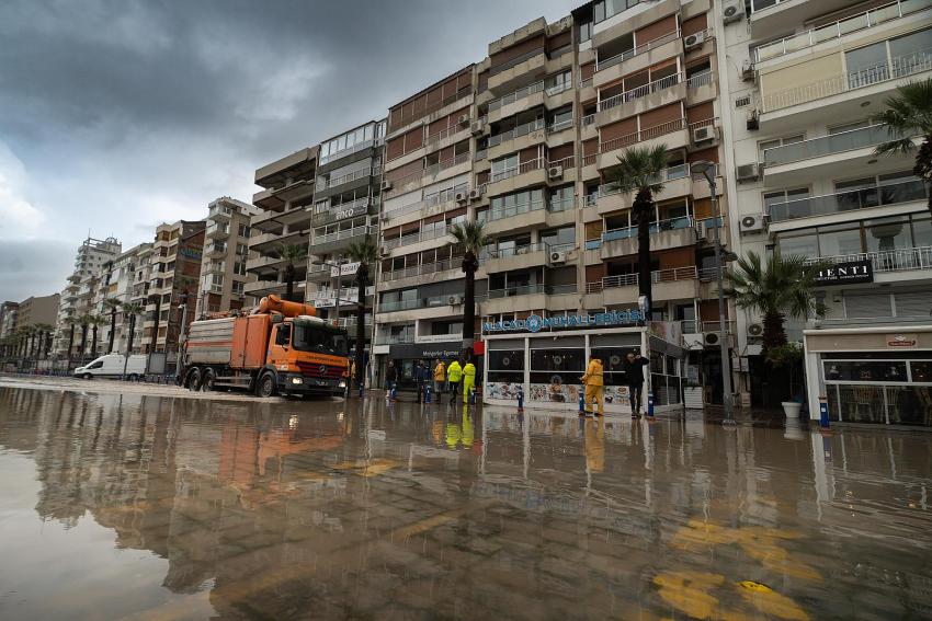 İZMİR'DE OCAK YAĞIŞLARI SEL BASKINLARINA NEDEN OLDU