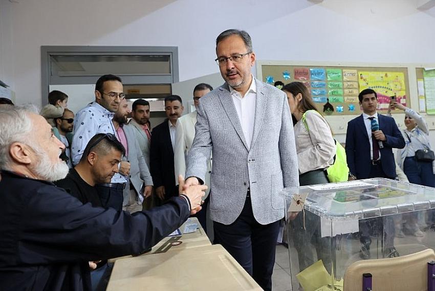 İZMİR'DE SİYASİLER OY KULLANDI