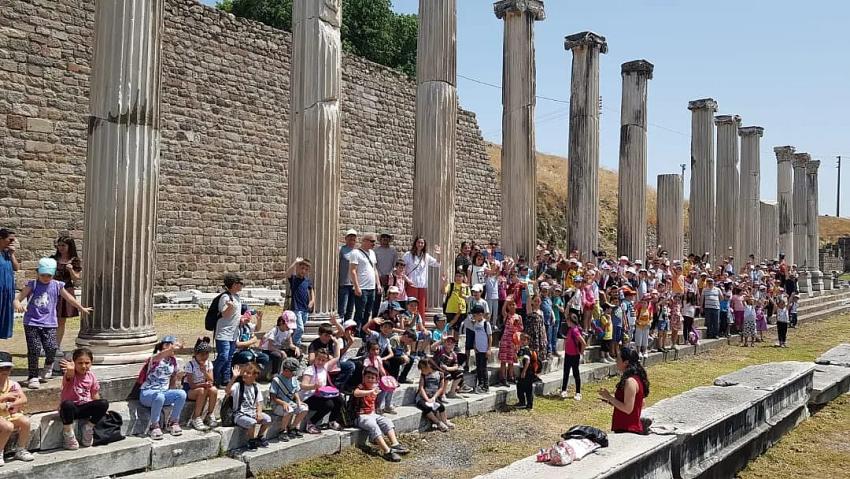 İLKOKUL ÖĞRENCİLERİ BERGAMA'DA TARİHİNİ ÖĞRENİYOR