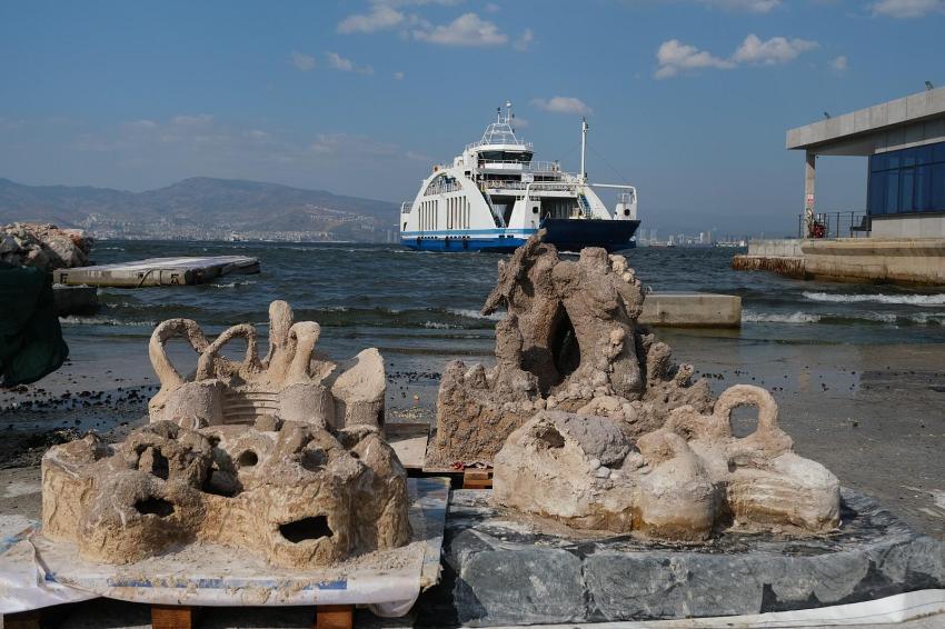 İZMİR'DE MİDYE KABUKLARI BALIKLARA YUVA OLDU