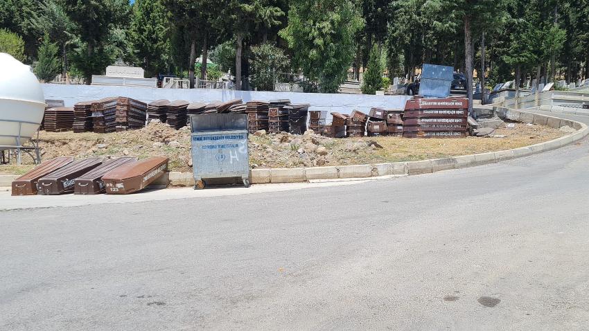 AUTZWİCH DEĞİL ÖRNEKKÖY MEZARLIĞI...TABUTLAR ÇÖPÜN YANINDA..