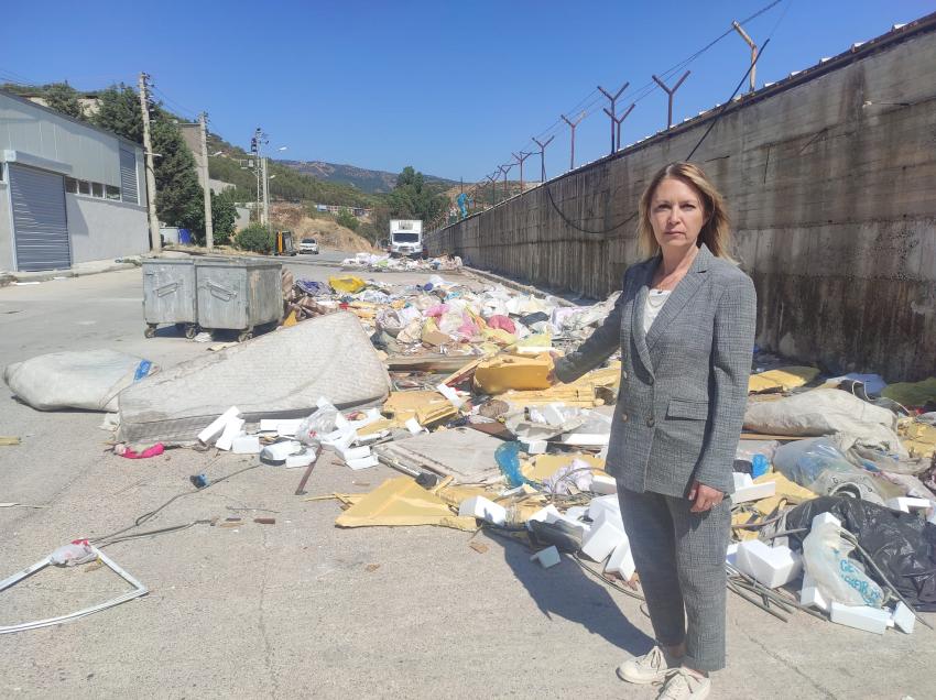 KARŞIYAKA'DA ESNAF ÇÖPE DOYDU...KESELİ TEPKİ VERDİ