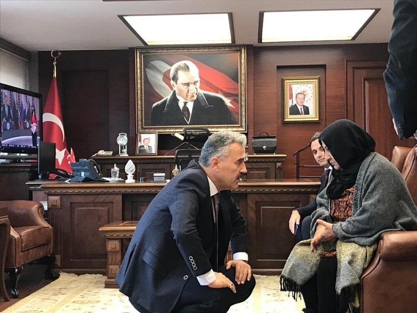 VATANDAŞIN ÖNÜNDE DİZ ÇÖKMÜŞTÜ. O ŞİMDİ EMNİYETİN BAŞI