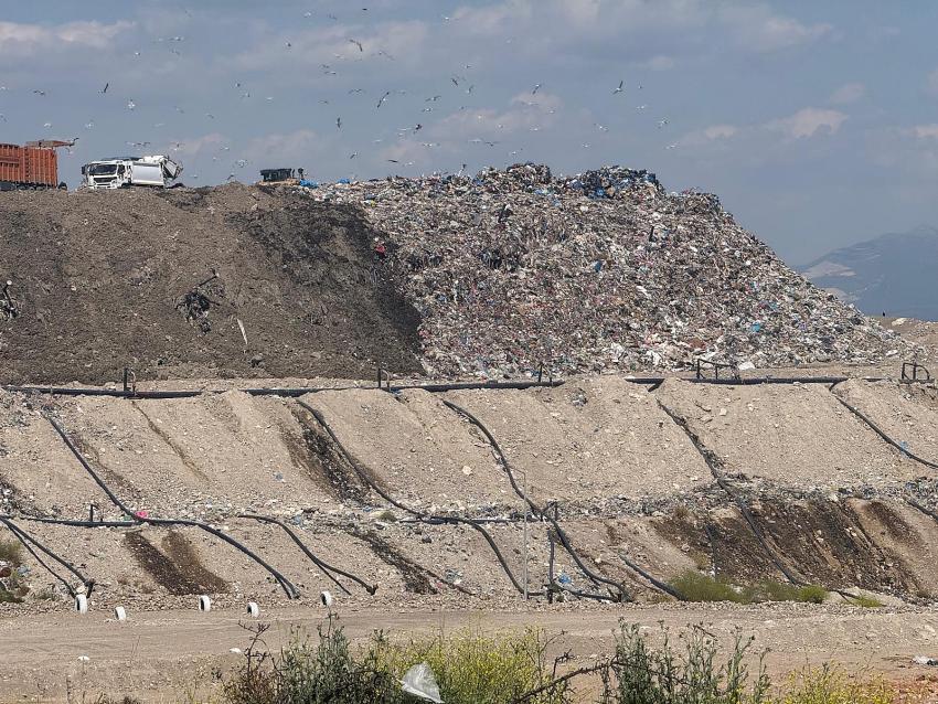 İZMİR'İN ÇÖP DAĞLARI BERGAMA'YA DAYANDI