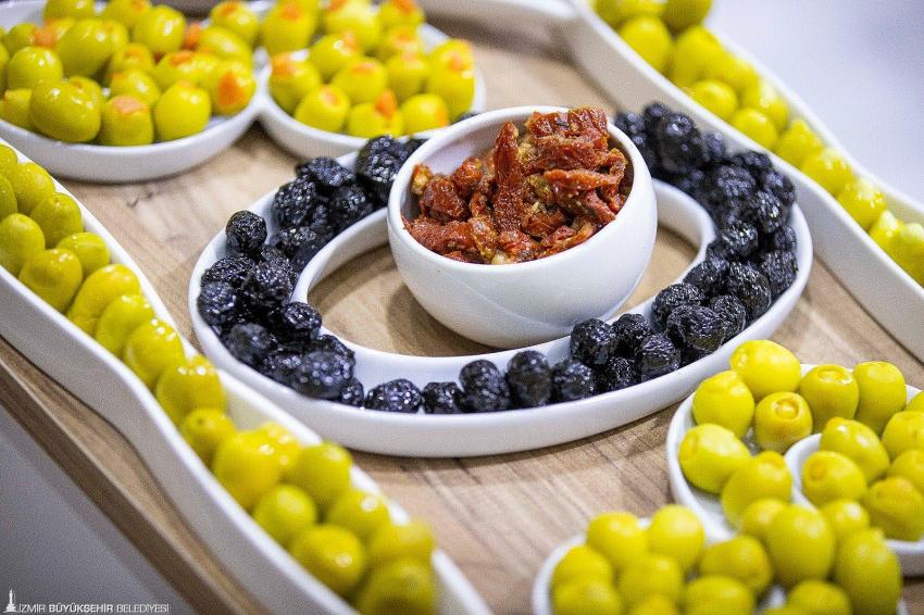 İZMİR'DE ZEYTİN ZİRVESİ