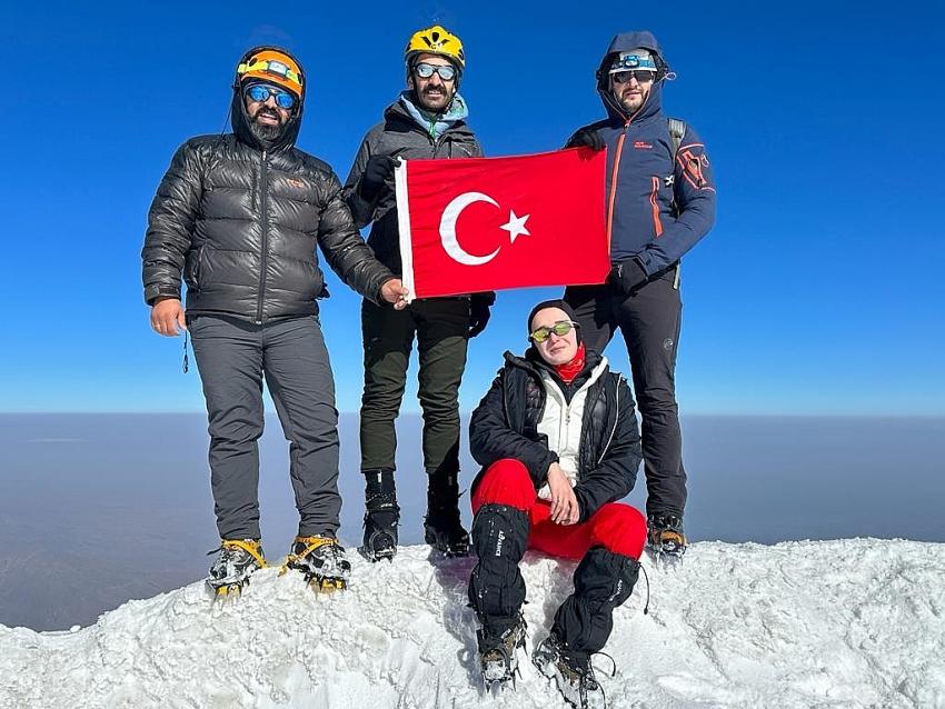 AK PARTİLİ KİŞİLİ'DEN AĞRI DAĞI'NDA ÇİFTE KUTLAMA 